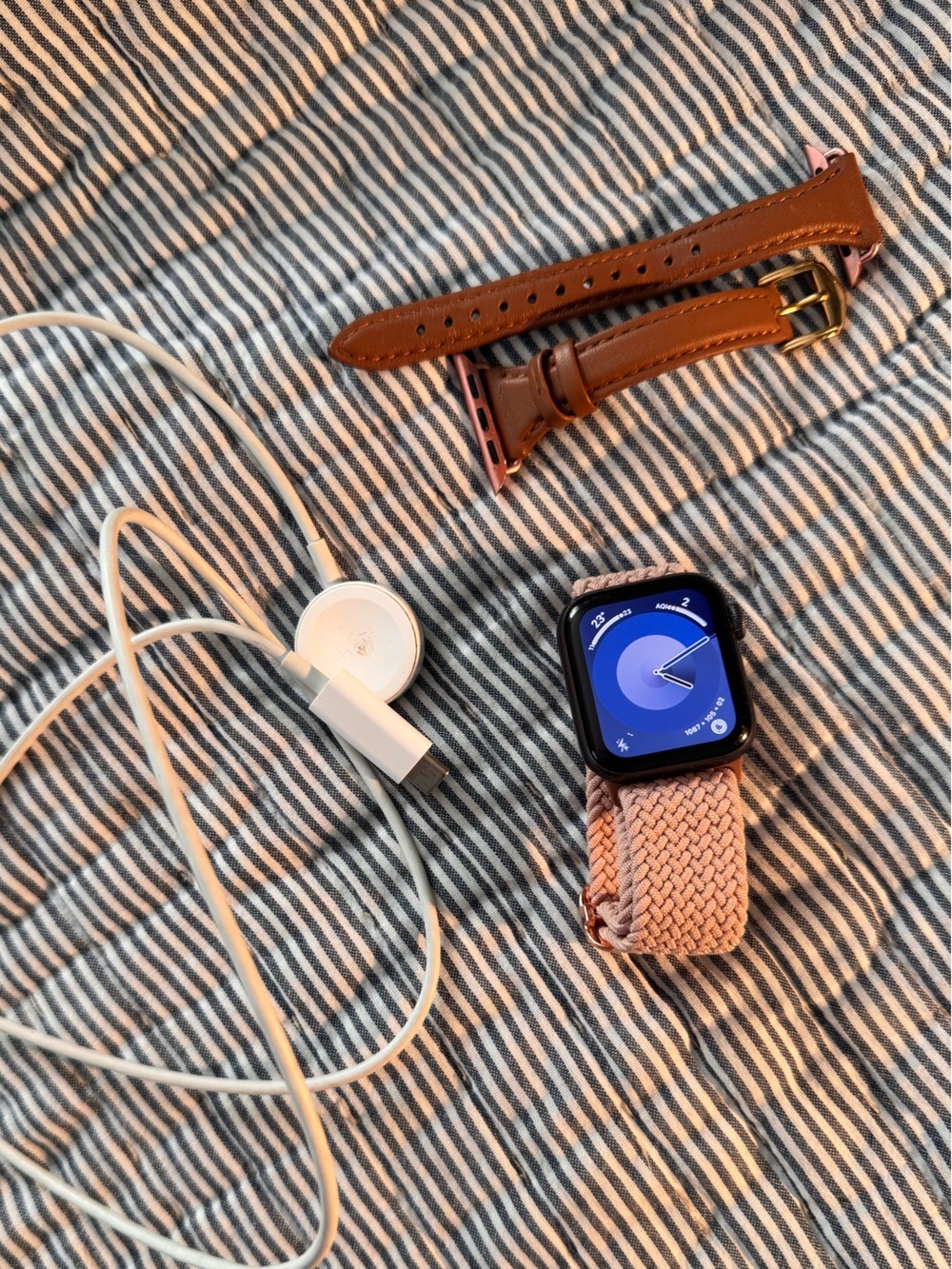 Apple Watch SE 1st Gen 40mm GPS – Space Gray - with Charger and Straps